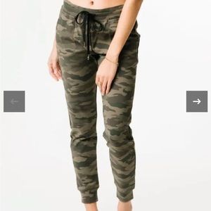 EUC Zyia unwind camo jogger